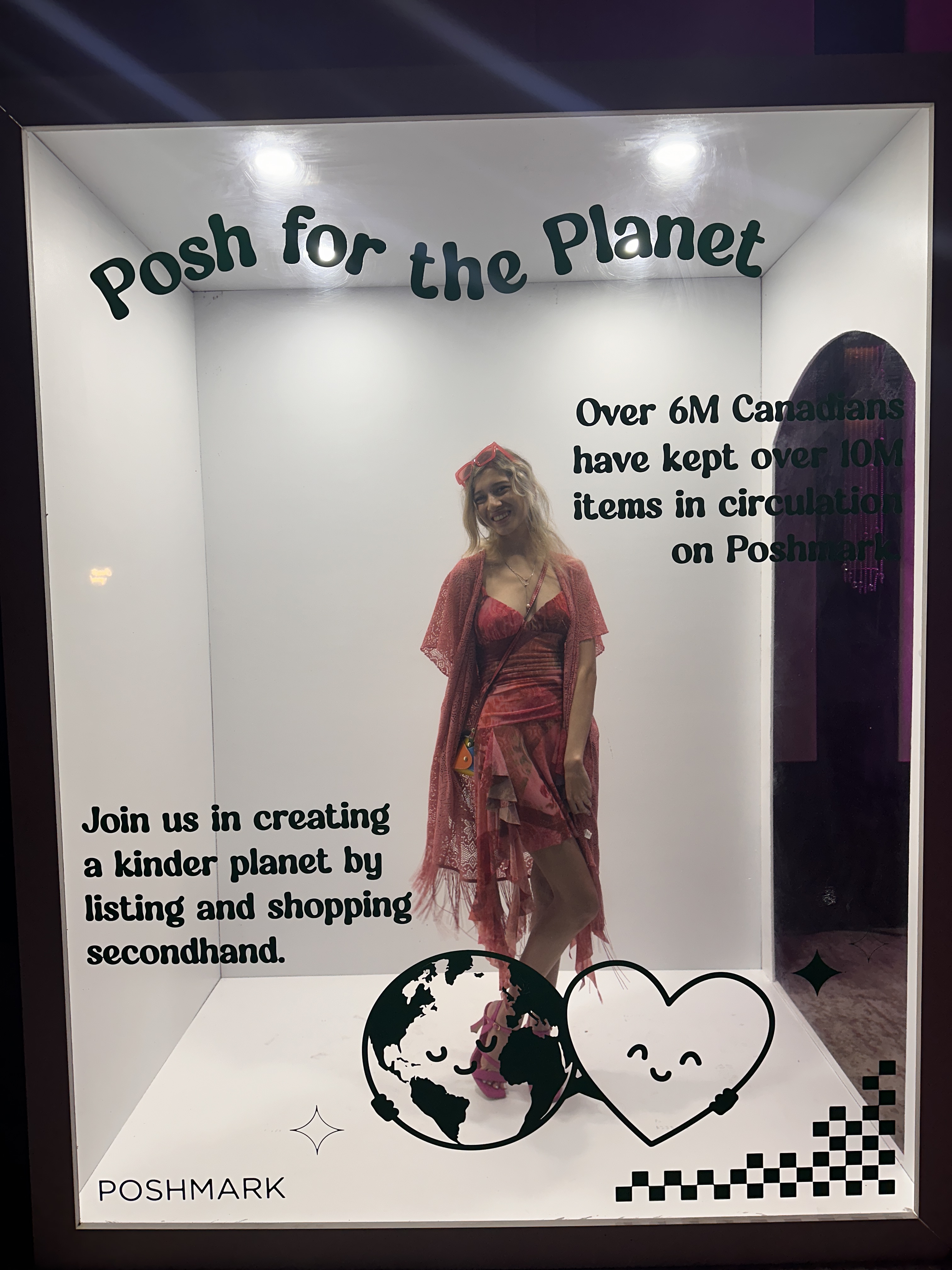 Next, I took a picture with the environmental photo booth explaining how Poshmark helps the planet! | Ensuite, j'ai pris une photo dans le cadre environnemental expliquant comment Poshmark aide la planète!