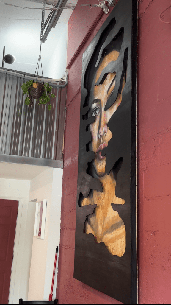 A mural of a woman | Une murale d'une femme