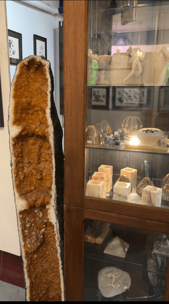 Crystals from his mother's influence on his dad. | Les crystaux de son père sous l'influence de sa mère