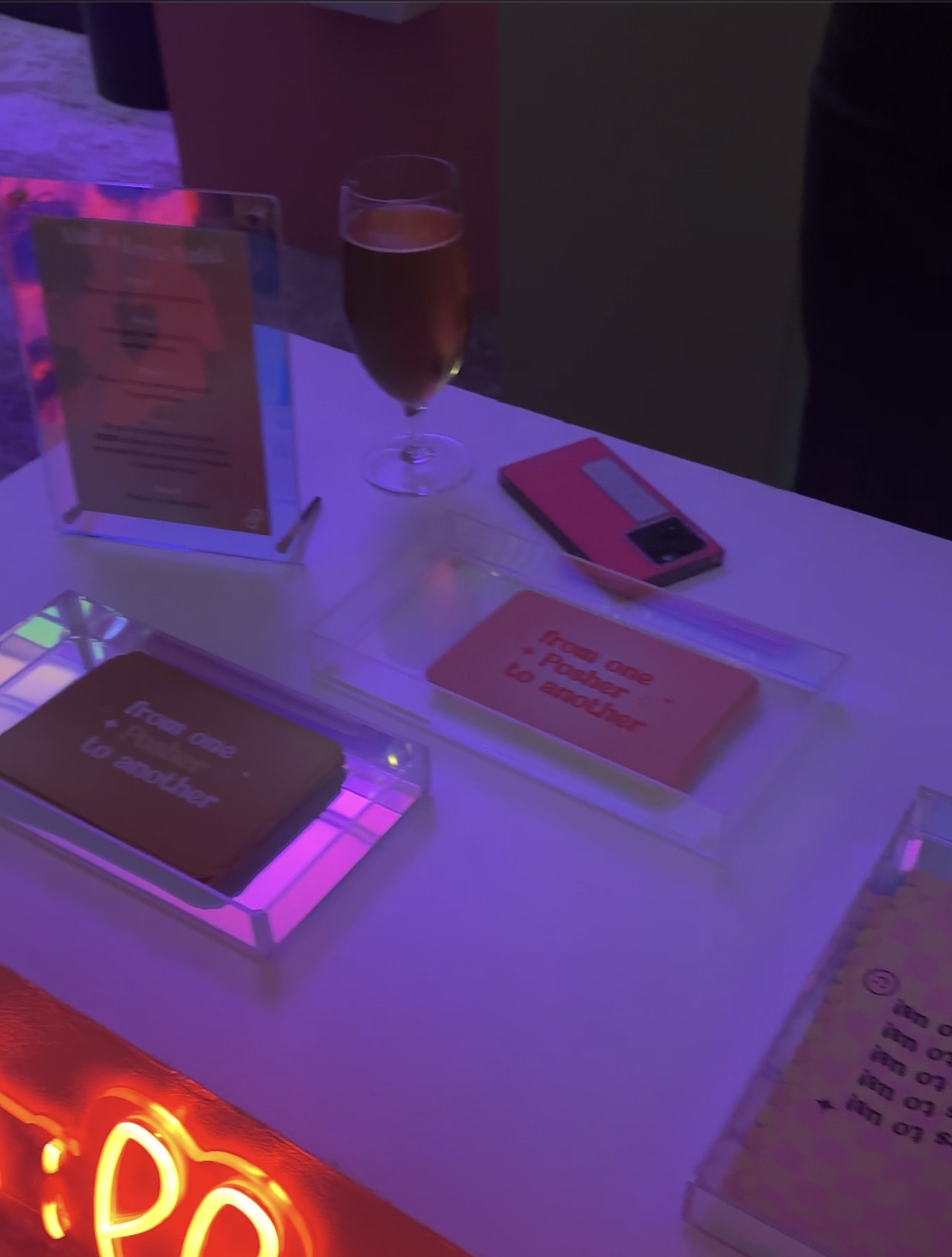 Then, we decided to explore the event and saw Poshmark's cute initiative to send other Poshers a love note! |Ensuite, nous avons décidé d'explorer l'événement et avons découvert l'adorable initiative de Poshmark consistant à envoyer une lettre d'amour à d'autres membres de la communauté!