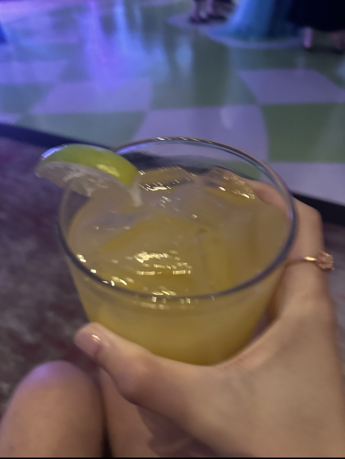 We also had free drink tickets so my friend and colleague Vince and I had this mix of tequila and orange juice! | Nous avions également des tickets de boissons gratuites, donc mon ami et collègue Vince et moi avons pris ce mélange de tequila et de jus d'orange!