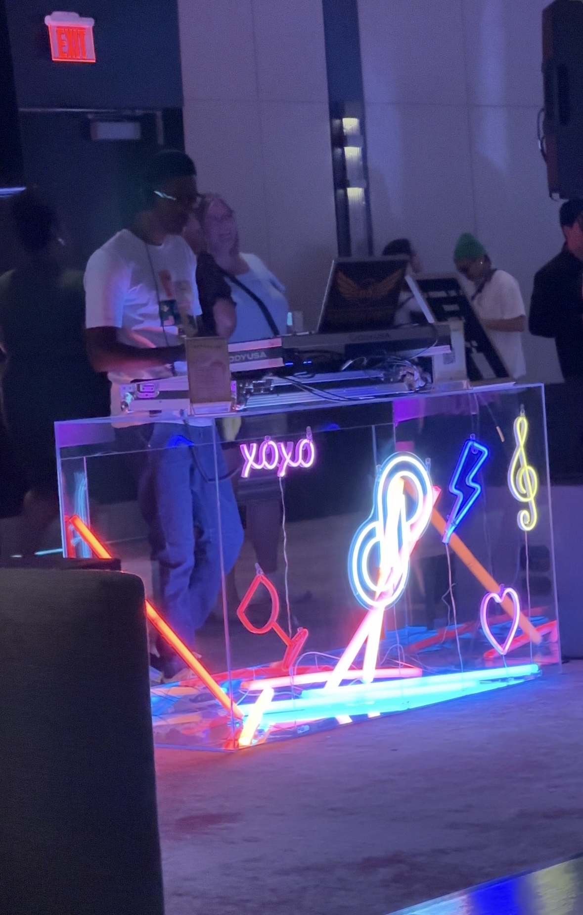 At the end of the night, we vibed to the DJs music! | À la fin de la soirée, nous avons "vibé" à la musique du DJ.